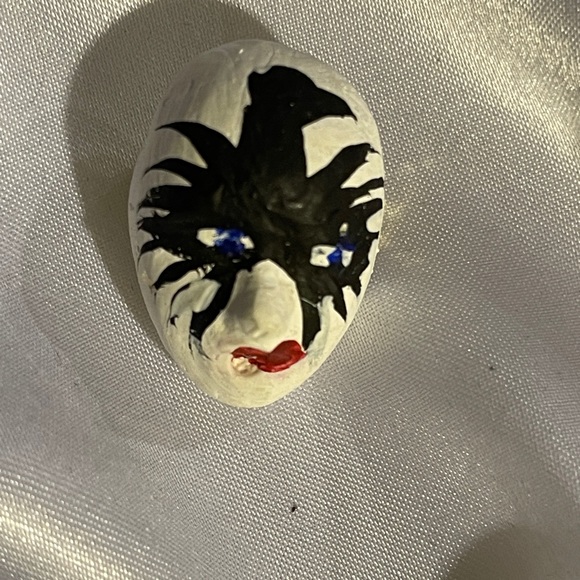 Face Mask Brooch - Picture 2 of 2